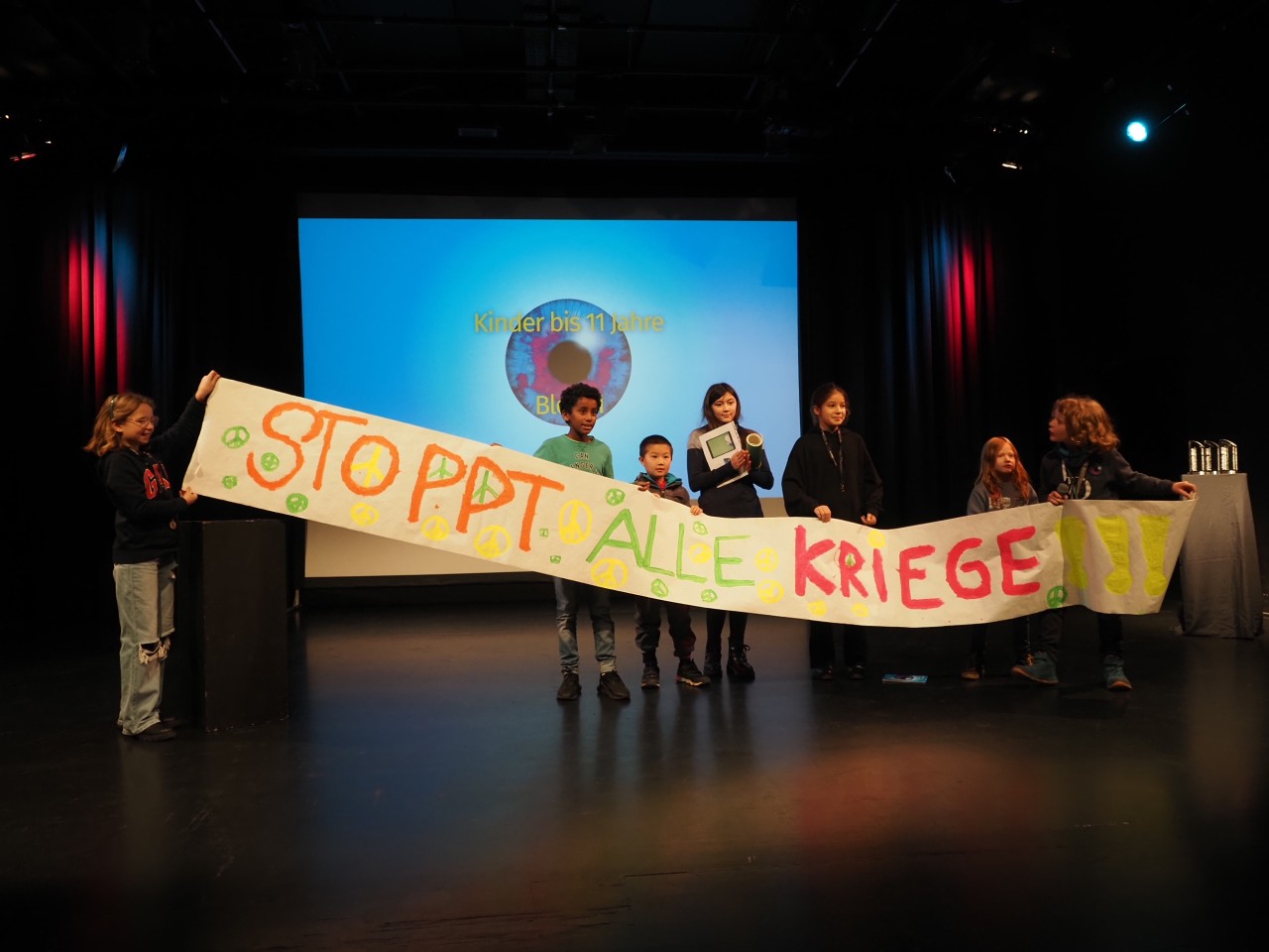 Hortkinder-mit-Friedensbotschaft-whrend-Prsentation-des-Films-SUCHE-NACH-FRIEDEN-c-visionale-2022
